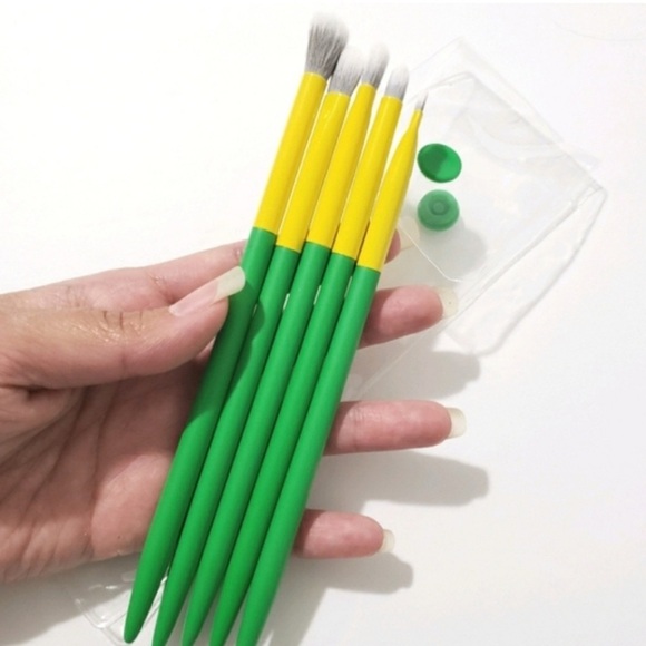 Lavish Cosmetics Essential Eye Collection Handcrafted Brushes - Picture 4 of 5